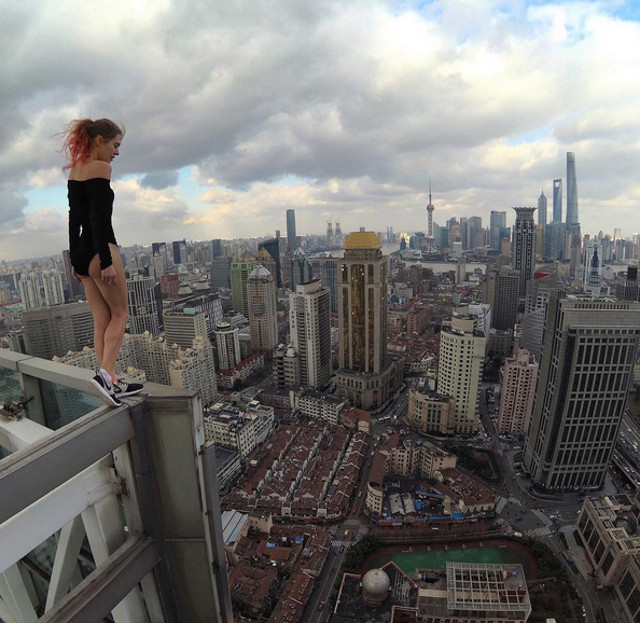 Angelina Nikolau: selfie-uri riscante si captivante