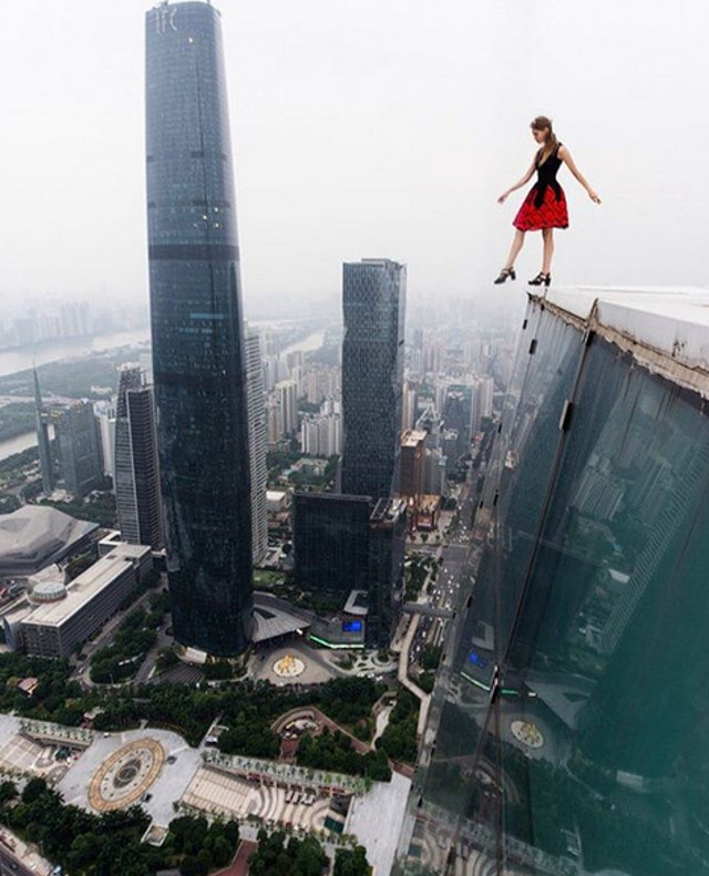 Angelina Nikolau: selfie-uri riscante si captivante