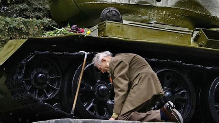 3. Un veteran de razboi langa tancul in care a fost pe front