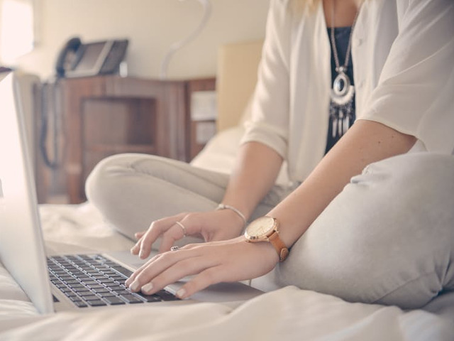 Sa petreci atat de mult timp pe retelele de socializare