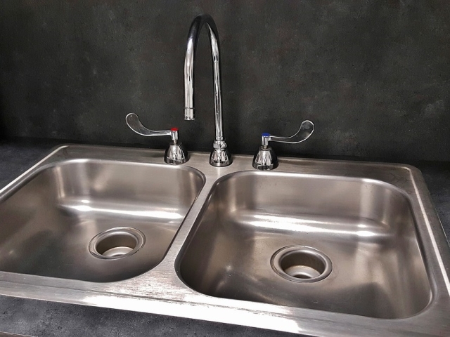 7. Curata bateriile de la casa/chiuveta