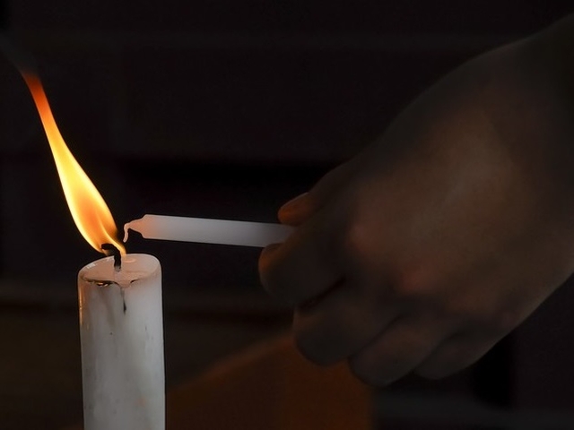 La miezul noptii se ia Lumina Sfanta