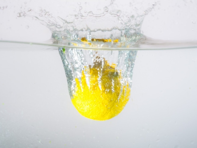 Apa calda cu lamaie