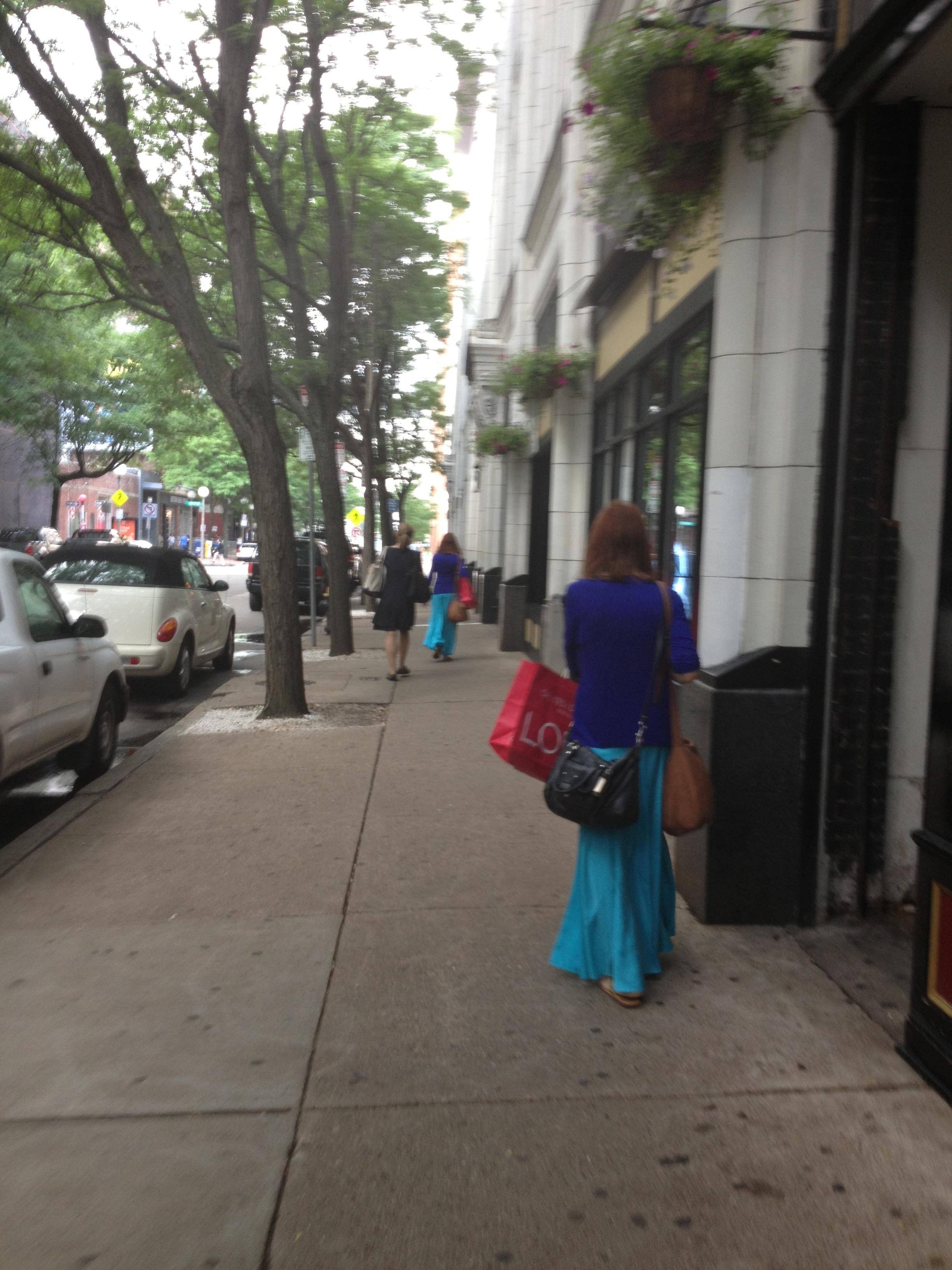 Doua persoane care s-au imbracat identic, in aceeasi zi