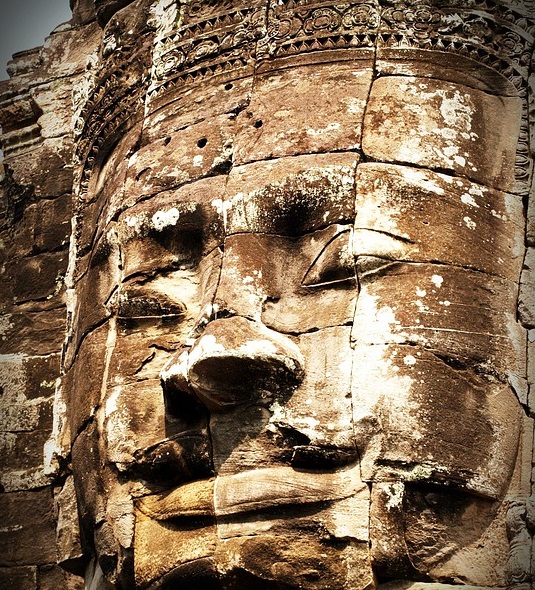 In secolul al XIV-lea a fost transformat in templu budist, iar de atunci au fost adaugate statui ale lui Buddha