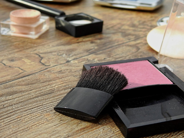 Aplici gresit blush-ul, care are si o culoare nepotrivita