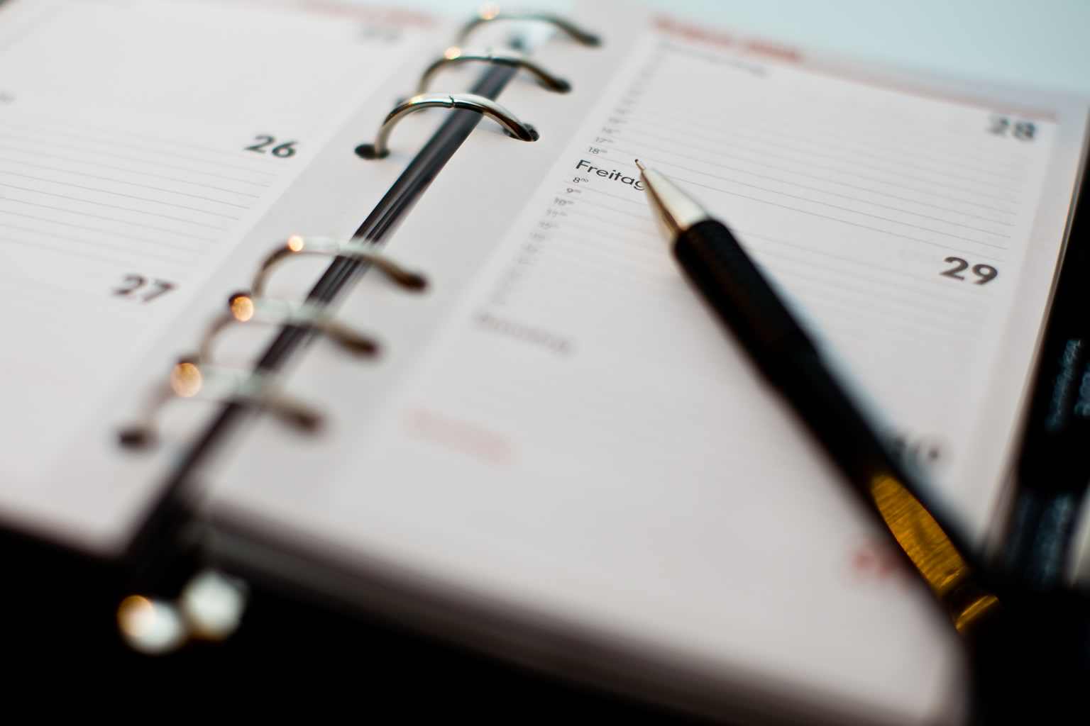 Raspundeti tuturor invitatiilor si oportunitatilor cu "O sa-mi verific agenda si va anunt"