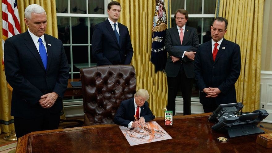 Donald Trump, ridiculizat de internauti, in poze haioase