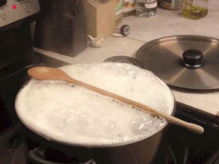 Lingura de lemn nu va opri o oala sa dea in foc