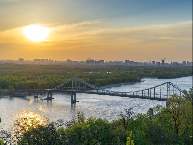 Observa ruina de o frumusete pitoreasca, River PORT