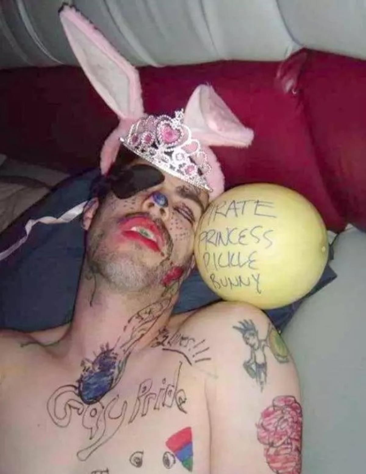 10 persoane care regreta ca au adormit la petreceri