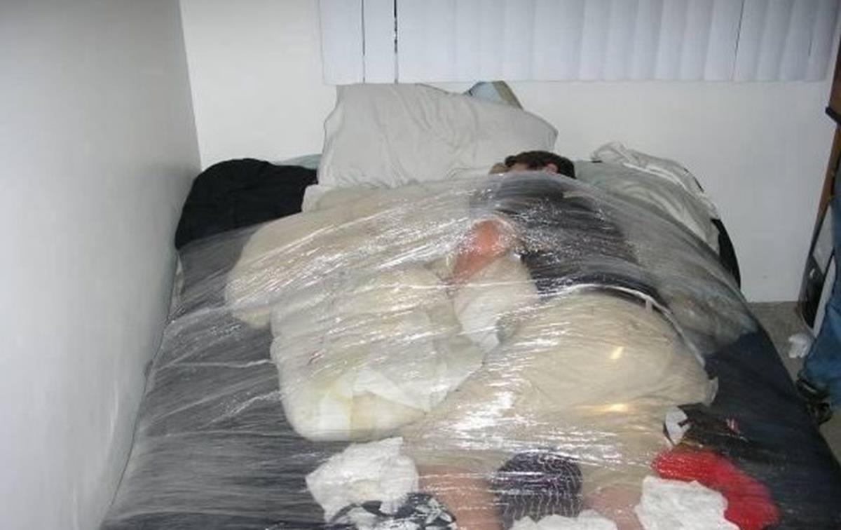 10 persoane care regreta ca au adormit la petreceri