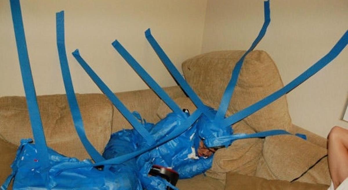 10 persoane care regreta ca au adormit la petreceri