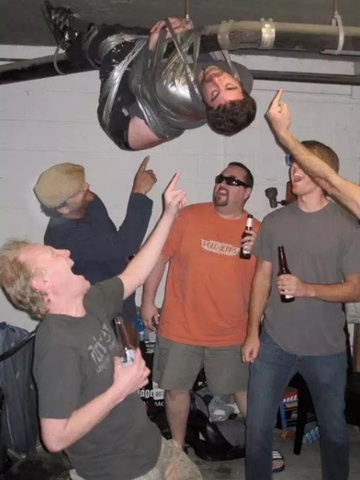 10 persoane care regreta ca au adormit la petreceri