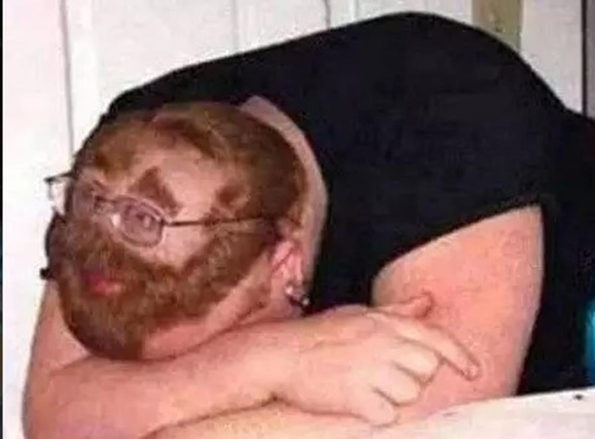 10 persoane care regreta ca au adormit la petreceri