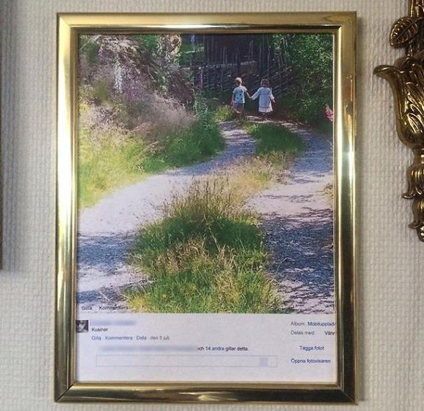 O femeie a printat o imagine de pe Faceook, cu tot cu comentarii, si a pus-o in rama