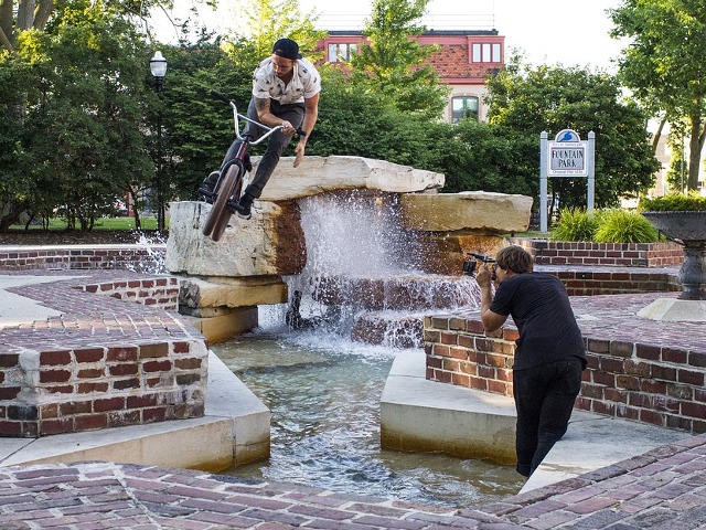 Merita sa-ti asumi asemenea riscuri pentru o fotografie?