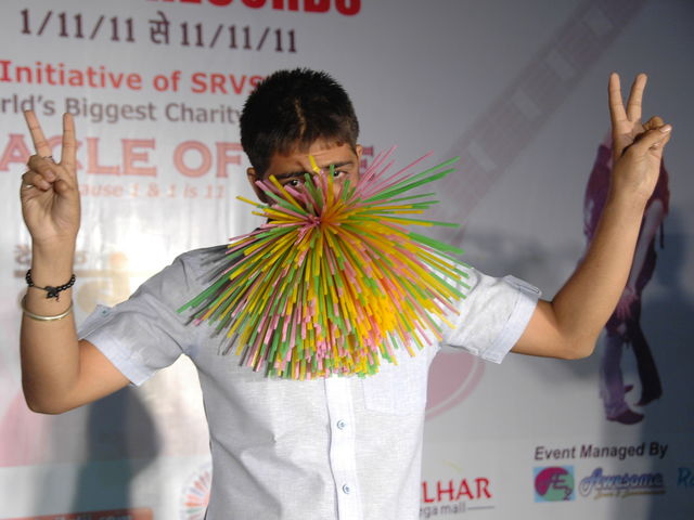 Cele mai multe paie de baut tinute in gura