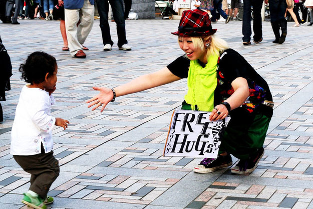 Un baietel care vrea o imbratisare pe strada