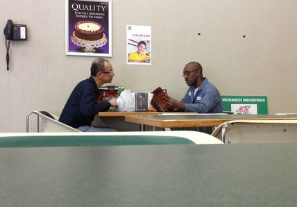 Un barbat isi "iroseste" pauza de pranz pentru a-i citi unui om care nu poate sa citeasca