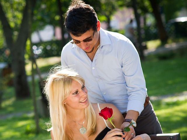 Incearca sa construiasca o relatie cu tine