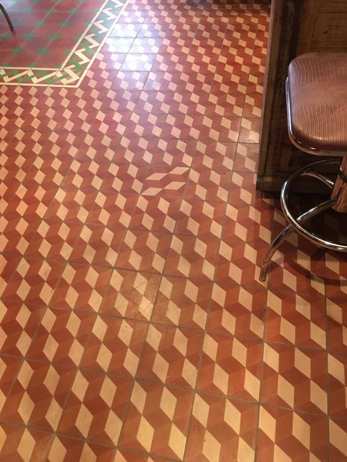 Doua placi de gresie puse altfel decat ar fi trebuit