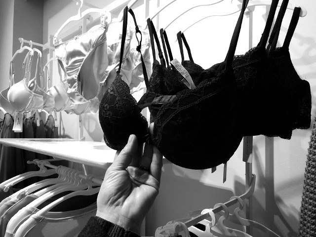 Isi spala sutienul o data pe saptamana