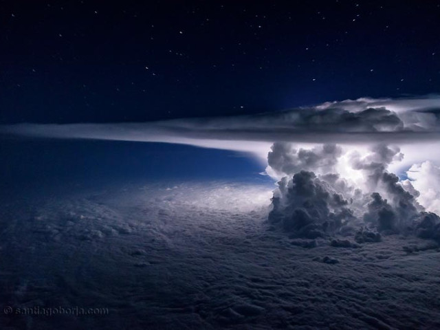 Nori deasupra Oceanului Pacific