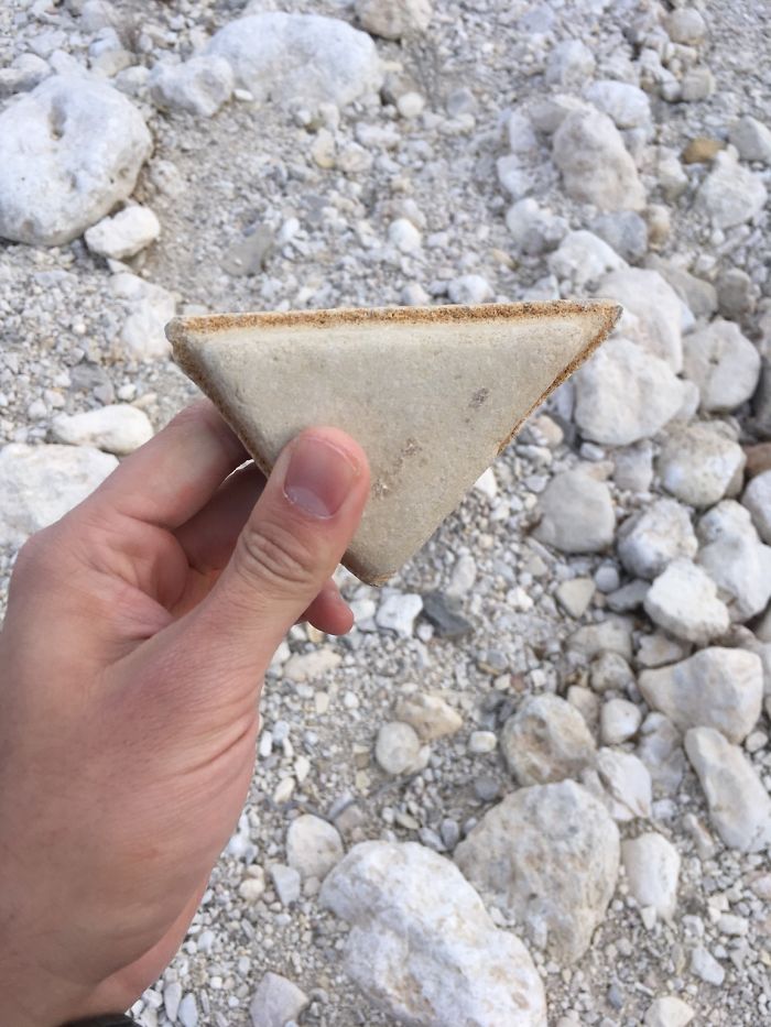 O piatra ce pare a fi un sandvis