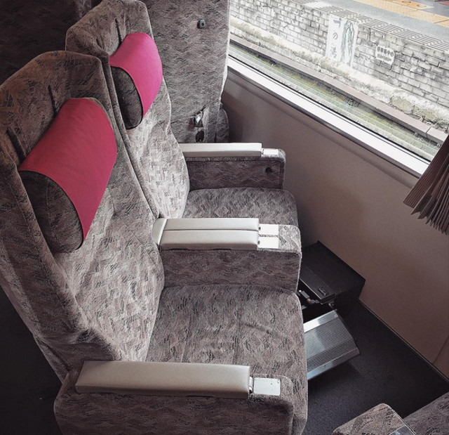 Scaune de tren care se intorc spre fereastra