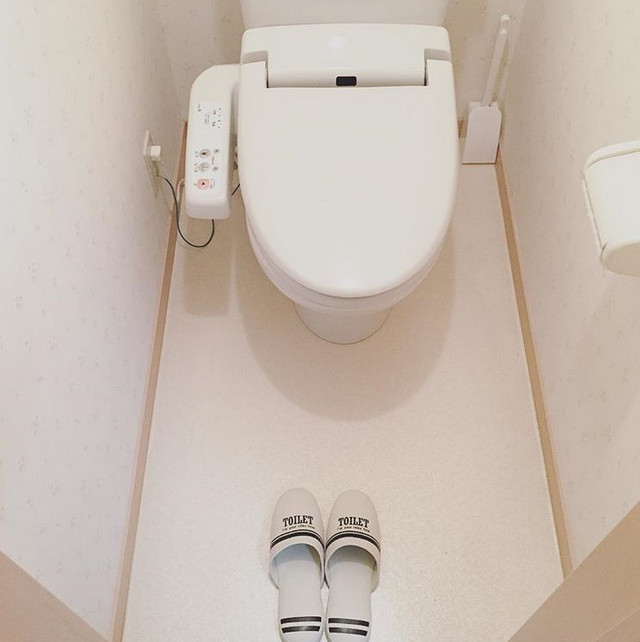 Toalete publice cu papuci