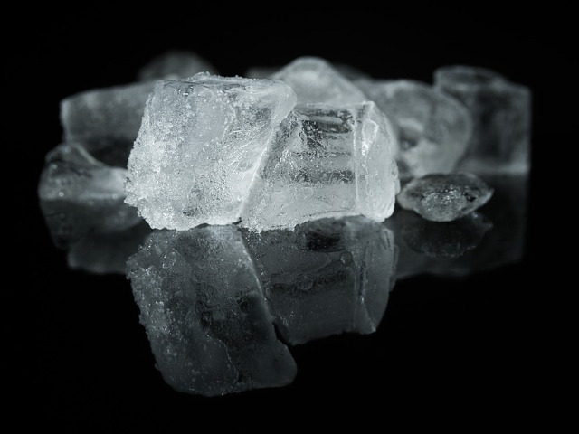 Inainte de a o congela, fierbe apa pe care o vei folosi pentru cuburile de gheata, pentru un aspect de cristal