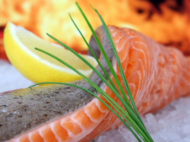 Imbogateste gustul pestelui cu felii de lamaie