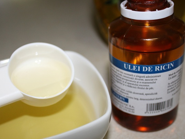 Ulei de ricin pentru gene si sprancene stufoase