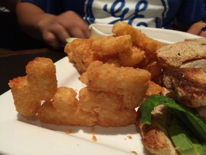 Un restaurant care serveste mancarea in forma de joc Tetris
