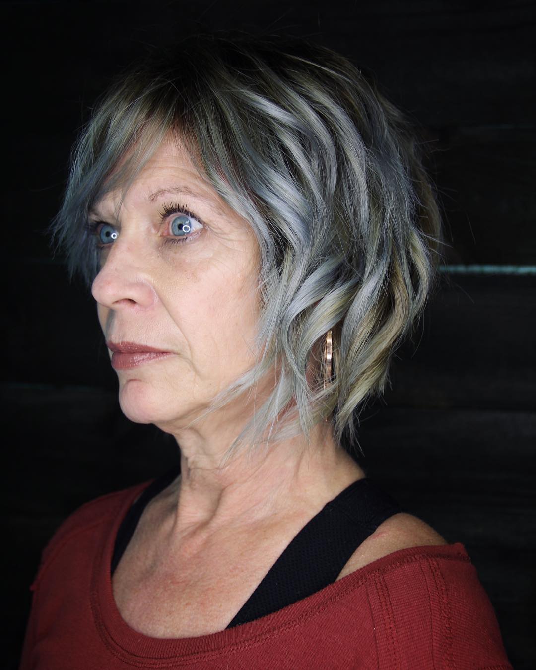 Bob cu breton intr-o parte si suvite argintii