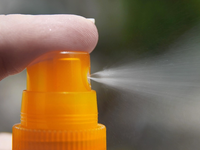 Crema sau spray-ul cu protectie solara vechi