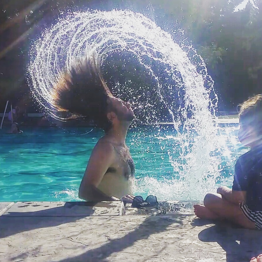 Sotia l-a surprins in timp ce incerca sa para... o sirena