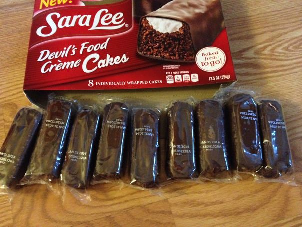 9 mini prajituri intr-o cutie de 8