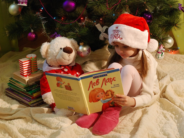 Mos Craciun se uita la tine