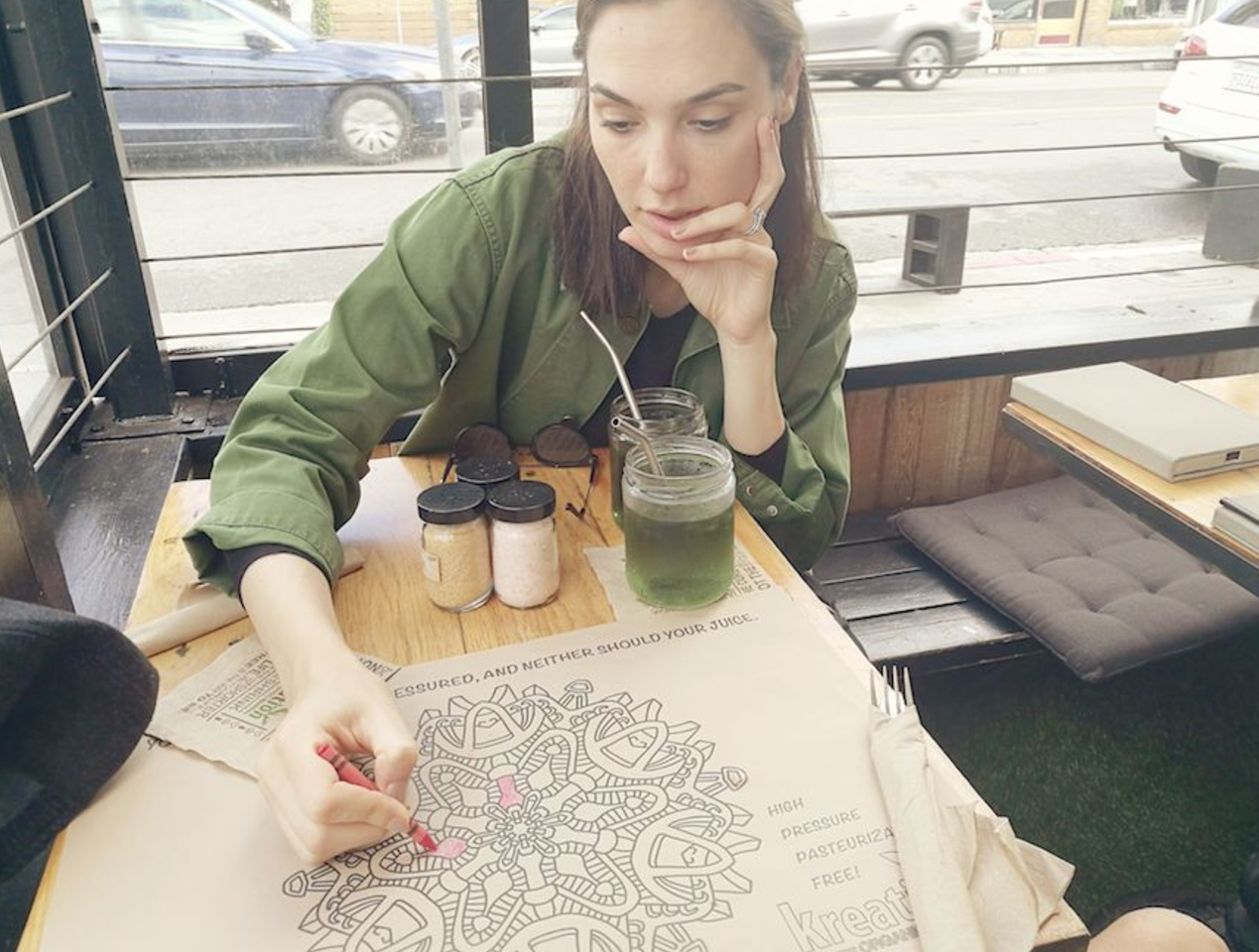 Actrita Gal Gadot, cunoscuta din "Wonder woman", se relaxeaza colorand