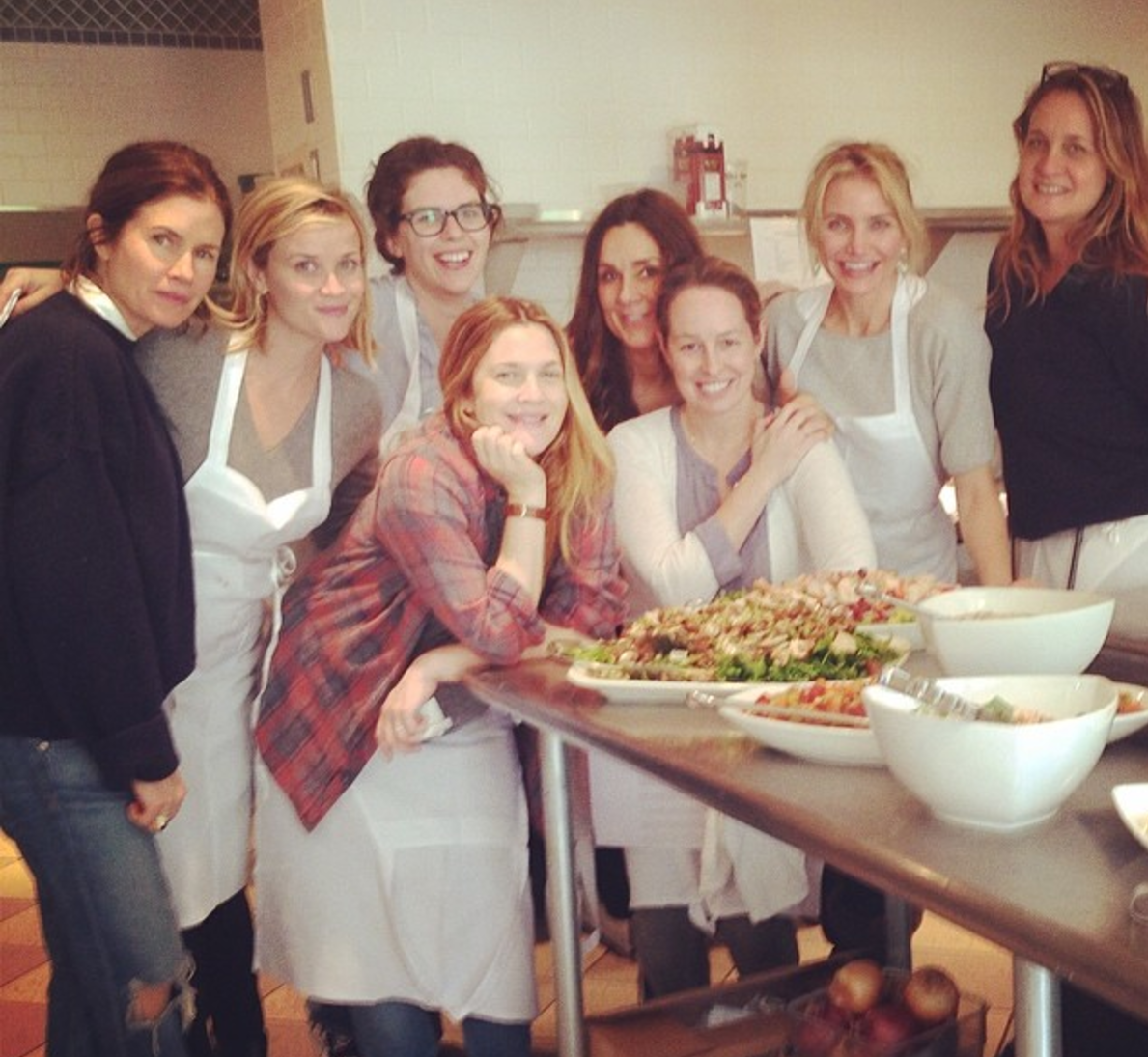 Cameron Diaz, cu prietenele in bucatarie