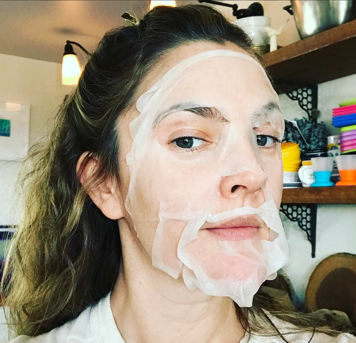 Drew Barrymore este foarte pasionata de industra cosmetica si posteaza des imagini in care testeaza noi produse