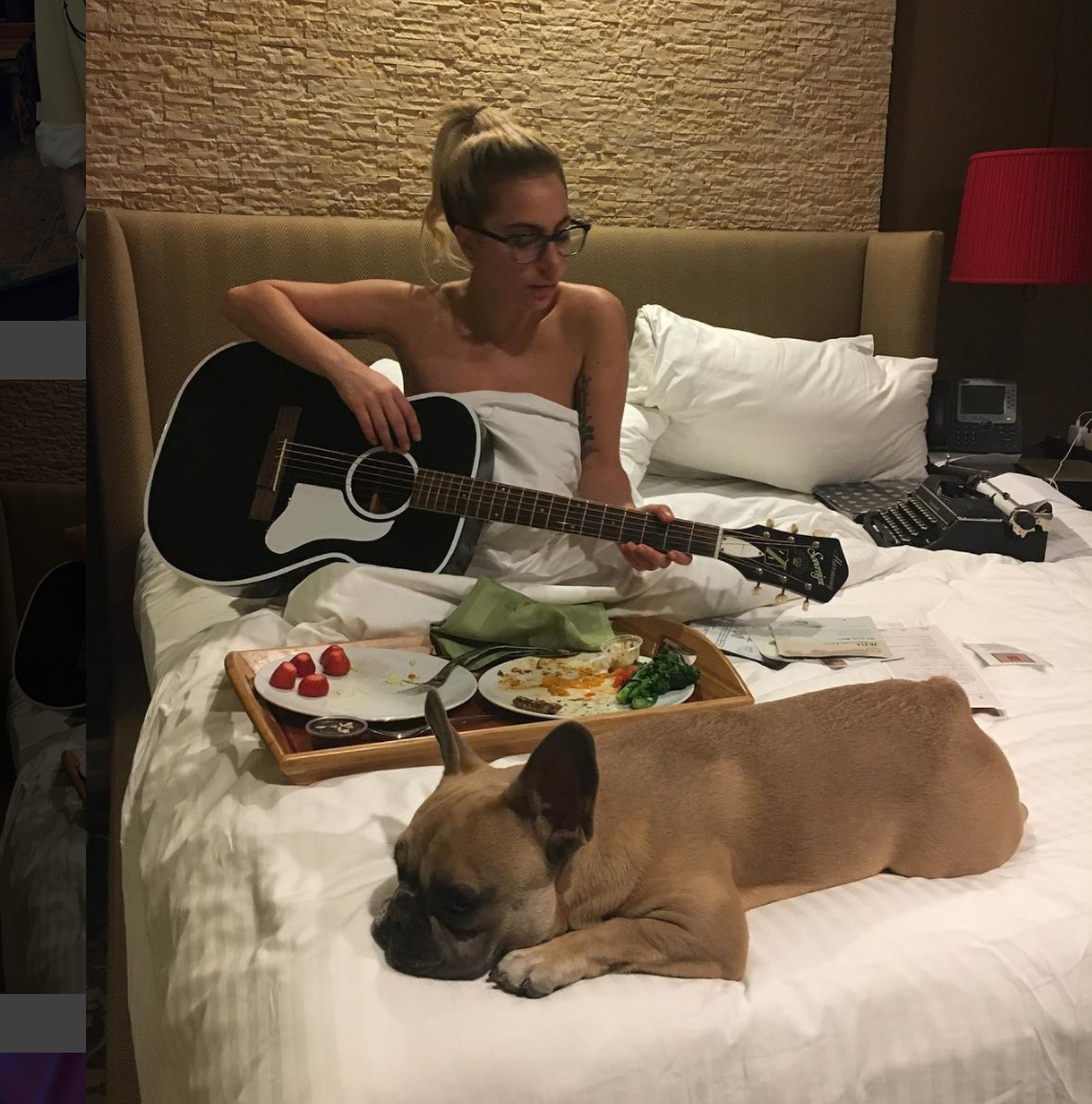 Lady Gaga repeta si mananca in pat