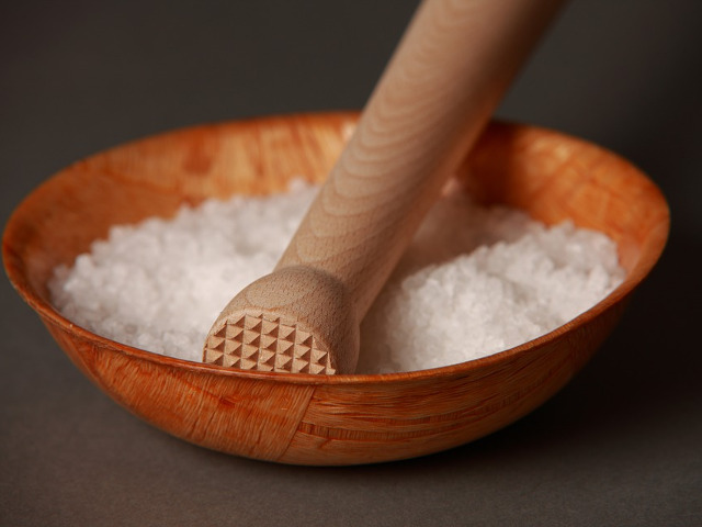 3. Sare, pentru pielea cu probleme