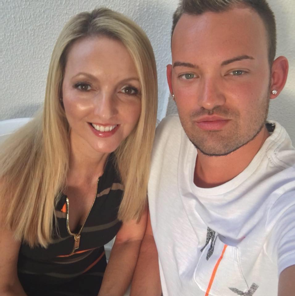 Debbie Plumbley (stanga), 50 de ani