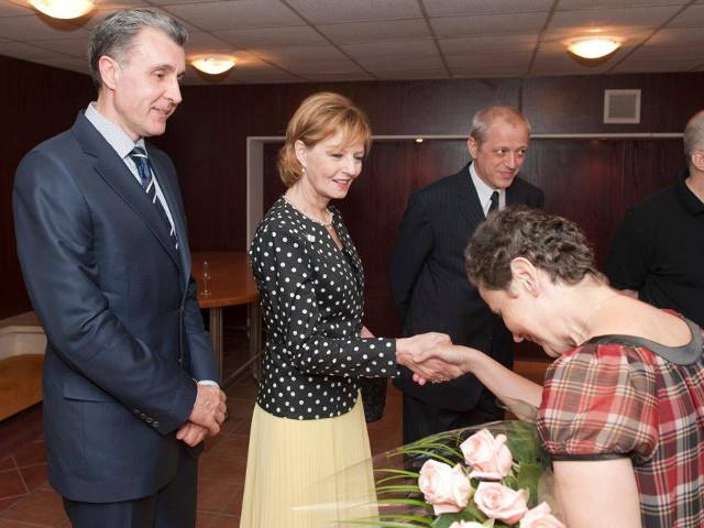 Barbatii saluta cu un gest scurt de inclinare, iar femeile prin reverenta