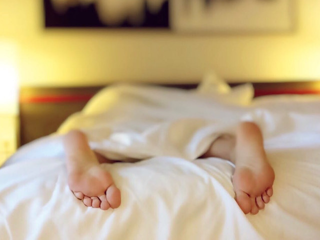 Consumul unui pahar de vin rosu inainte de culcare este benefic pentru odihna