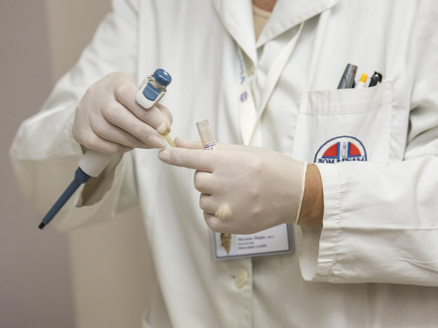 Cercetatorii au descoperit ca un pahar de vin rosu reduce cancerul de plamani, prostata si pe cel mamar