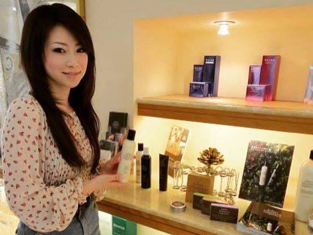 Masako Mizutani, 49 de ani - Petrece 5 ore pe zi ingrijindu-si pielea. Bea multa apa si acorda importanta deosebita somnului. Nu fumeaza